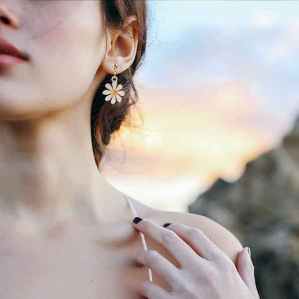 Daisy Flower Drop Earrings | 14k Gold Plated Floral Fashion Jewelry