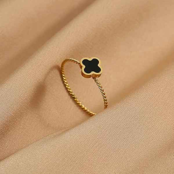 Stunning Gold Clover Ring with a Twisted Band and Black Quatrefoil