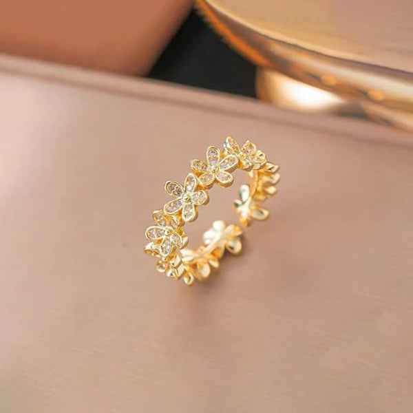 Stunning Gold Daisy Ring - A Floral Statement Sparkling Flower Band