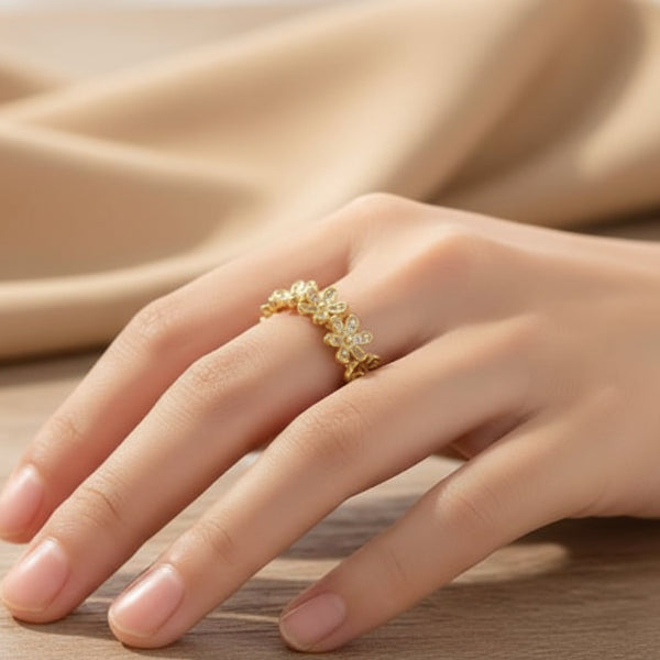 Stunning Gold Daisy Ring - A Floral Statement Sparkling Flower Band
