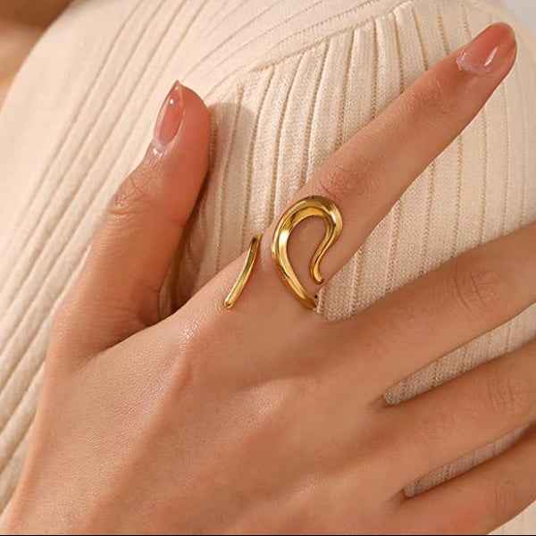 Gold Swirl Ring: Adjustable Wave Band for Chic Statement Jewelry