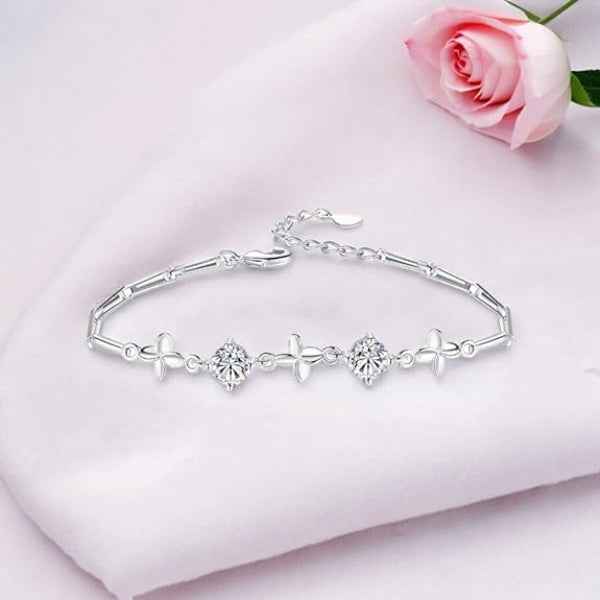 Stunning Silver Bracelet with Clover Link & Chic Cubic Zirconia